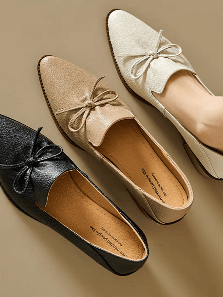 Ribbon embossed lambskin wood heel pointy shoes 1